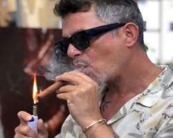 Alejandro Sanz smoking